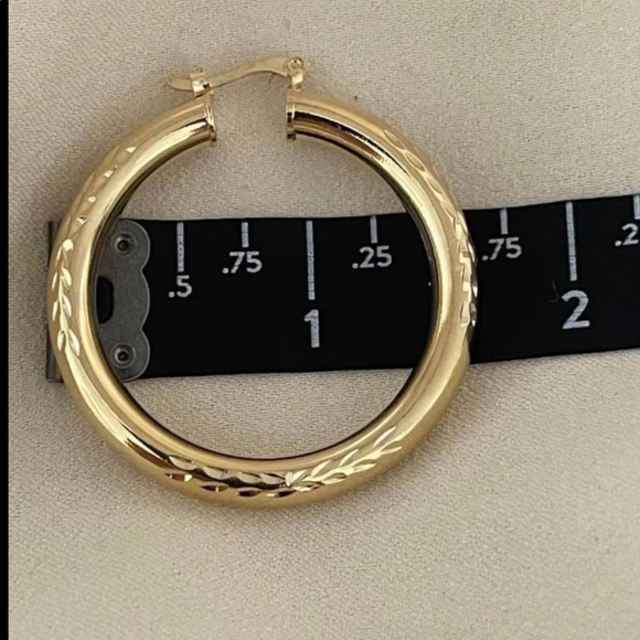 18k Gold Filled Diamond Cut Design Hoop Earrings 1.5” ✨ available in 2” & 1.25” - Picture 8 of 8